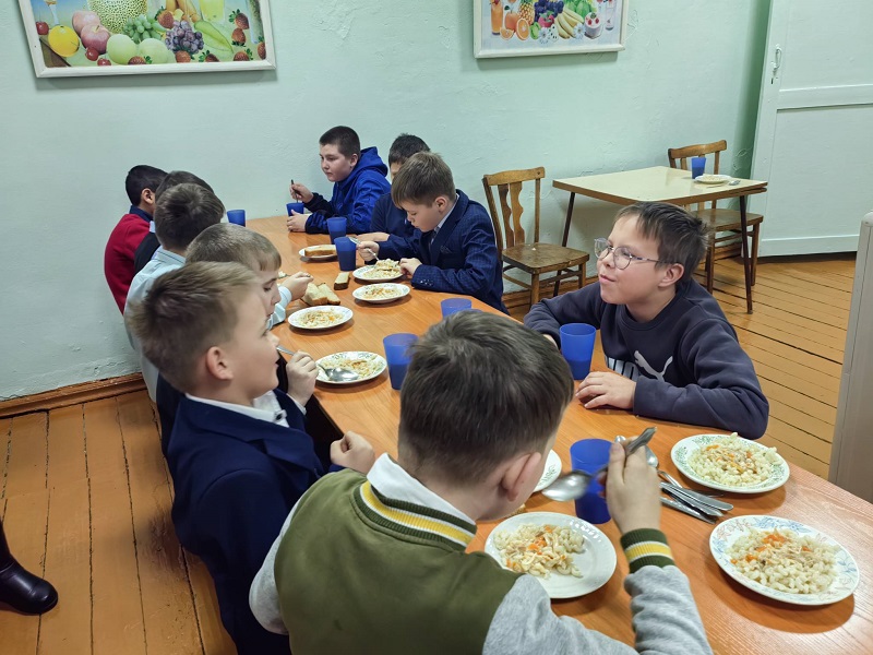 в столовой в столовой.
