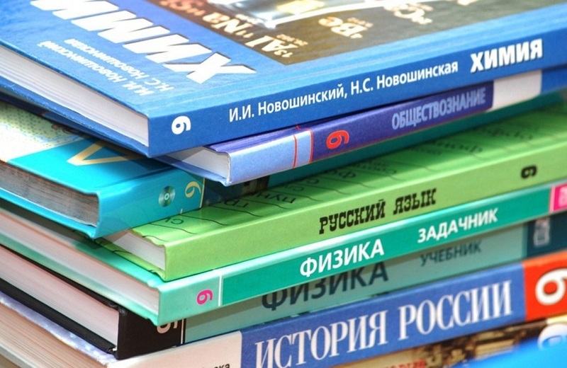 обеспечение школьными учебниками.