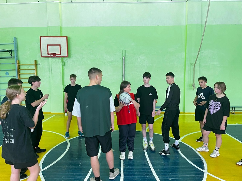 играем в баскетбол играем в баскетбол.