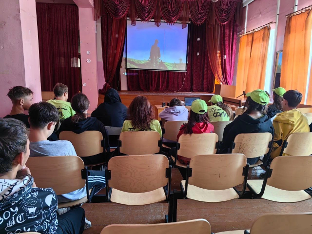в актовом зале.