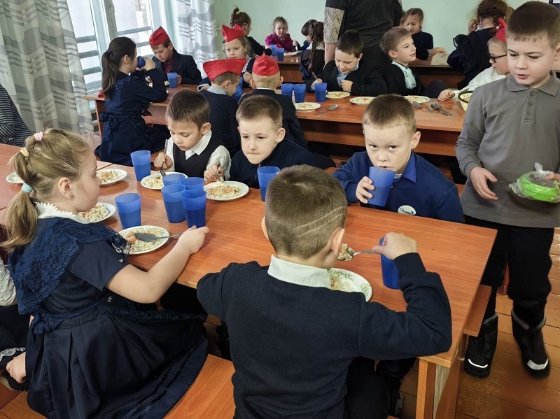 в школьной столовой.